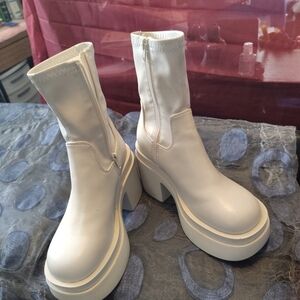 Elegant White Heeled Boots